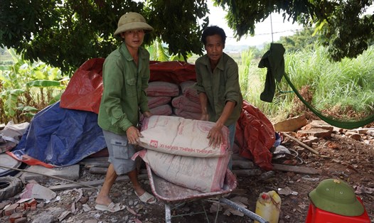 Phong tục giúp nhau dựng nhà của nhóm hộ dân tộc Tày xã Quảng Phong, huyện Hải Hà, tỉnh Quảng Ninh. Ảnh: Đoàn Hưng