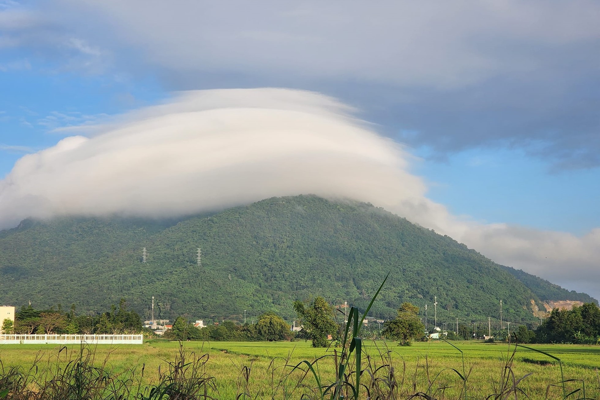Đám mây trùm lên đỉnh núi Dinh vào sáng sớm 25.11. Ảnh: Entj Sky