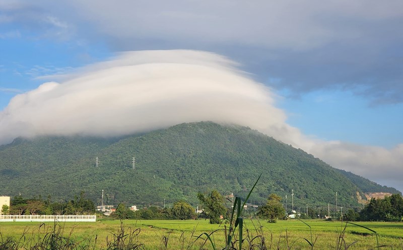 Đám mây trùm lên đỉnh núi Dinh vào sáng sớm 25.11. Ảnh: Entj Sky