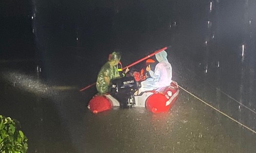 Lực lượng chức năng tìm kiếm nạn nhân đuối nước tại xã Nghi Kim (TP Vinh) trong đêm. Ảnh: Chu Minh