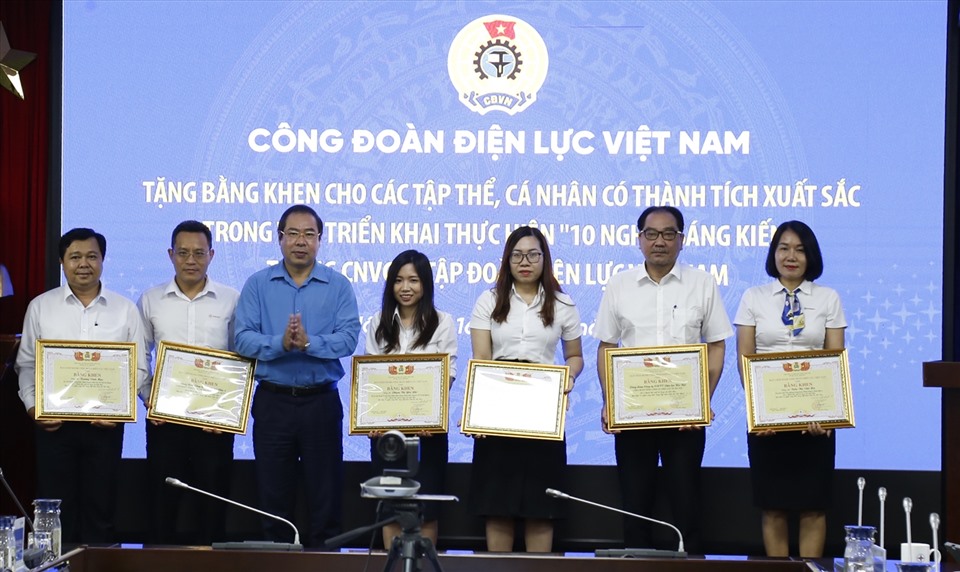 Ông Đỗ Đức Hùng - Chủ tịch Công đoàn ĐLVN trao Bằng khen các cá nhân có thành tích xuất sắc thực hiện chương trình 10 nghìn sáng kiến giai đoạn 1 năm 2022. Ảnh: Đắc Cường