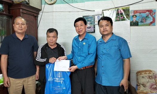Ông Lý Đức Thanh - Chủ tịch LĐLĐ tỉnh Lạng Sơn (thứ 2 từ phải sang) tặng quà cho gia đình công nhân lao động bị tai nạn lao động, bệnh hiểm nghèo nhân dịp Tháng Công nhân 2022. Ảnh: Hoàng Cúc