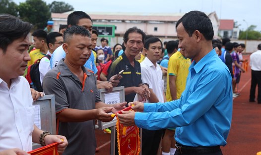 Lãnh đạo LĐLĐ tỉnh Tiền Giang tặng Cờ lưu niệm cho các đội. Ảnh: Hoàng Long