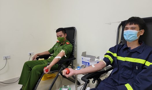 2 chiến sĩ công an Sơn La hiến máu cứu bệnh nhân qua cơn nguy kịch. Ảnh: Cao Thiên