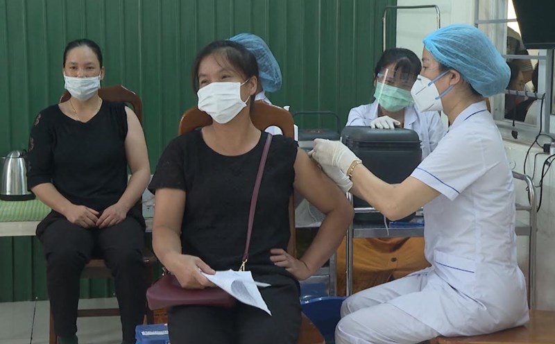 Hiện tỉ lệ tiêm vaccine phòng COVID-19 trên địa bàn tỉnh Ninh Bình đều cao hơn nhiều so với bình quân chung cả nước. Ảnh: Diệu Anh