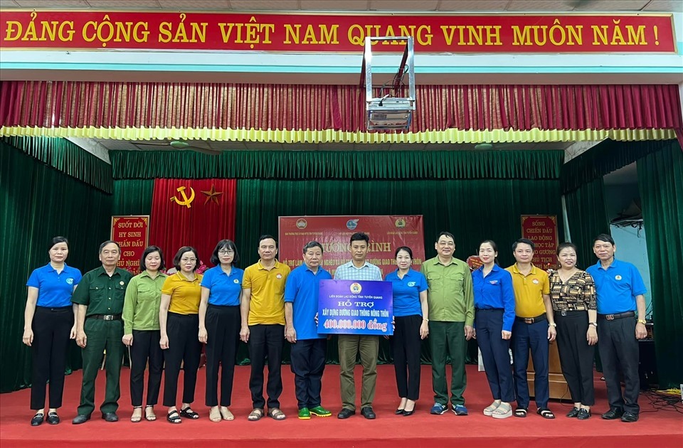 LĐLĐ tỉnh Tuyên Quang trao kinh phí làm đường giao thông nông thôn cho đại diện huyện Hàm Yên. Ảnh: Công đoàn Tuyên Quang