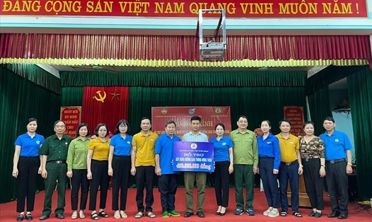 LĐLĐ tỉnh Tuyên Quang trao kinh phí làm đường giao thông nông thôn cho đại diện huyện Hàm Yên. Ảnh: Công đoàn Tuyên Quang