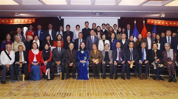 Phó Chủ tịch nước Võ Thị Ánh Xuân với cán bộ Đại sứ quán và đại diện cộng đồng người Việt Nam tại Pháp. Ảnh: TTXVN