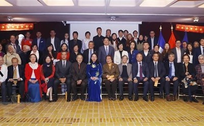 Phó Chủ tịch nước Võ Thị Ánh Xuân với cán bộ Đại sứ quán và đại diện cộng đồng người Việt Nam tại Pháp. Ảnh: TTXVN