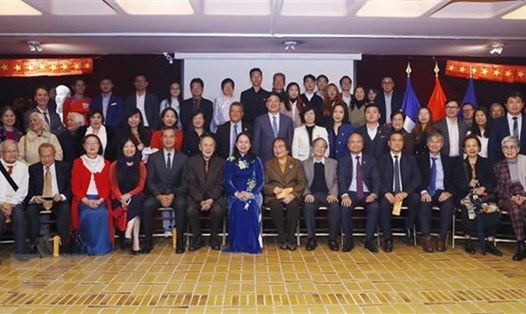 Phó Chủ tịch nước Võ Thị Ánh Xuân với cán bộ Đại sứ quán và đại diện cộng đồng người Việt Nam tại Pháp. Ảnh: TTXVN