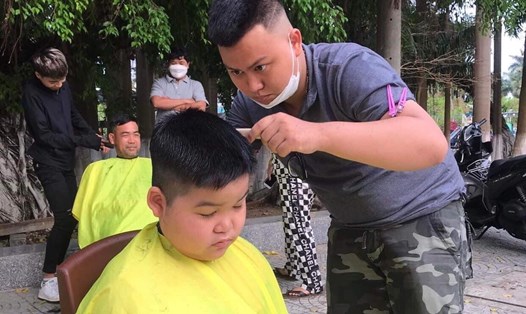 Tiệm cắt tóc 0 đồng có mặt trên đường phố TP.Đà Nẵng. Ảnh: Nguyễn Linh