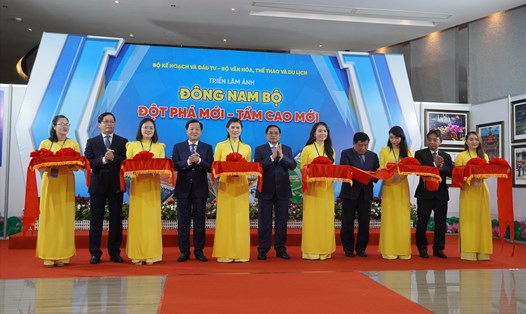 Thủ tướng Chính phủ Phạm Minh Chính cắt băng khai mạc triển lãm ảnh Đông Nam Bộ. Ảnh: Thành An