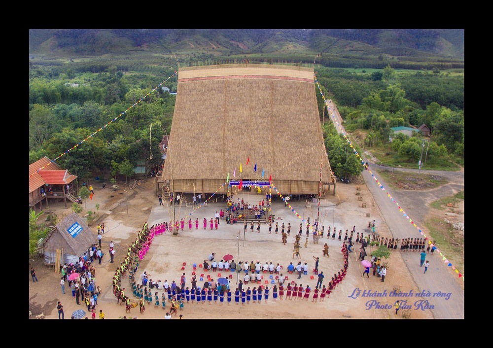 Nhà rông và con người mến khách Chư Pah. Ảnh: Đình Văn.