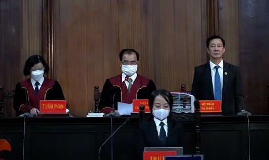Tòa tuyên án tử hình bị cáo Nguyễn Võ Quỳnh Trang; bị cáo Nguyễn Kim Trung Thái 8 năm tù. Ảnh: Anh Tú
