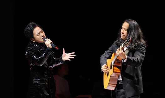 Divo Tùng Dương thăng hoa cùng nhạc sĩ Lê Minh Sơn trong đêm nhạc kỷ niệm 20 năm ca hát. Ảnh: Hoà Nguyễn