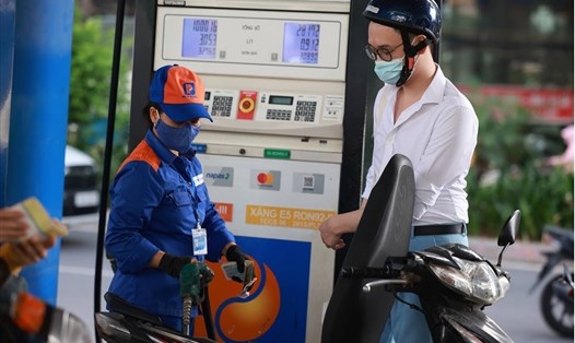 Giá xăng dầu hôm nay vững đà giảm. Ảnh: Hải Nguyễn