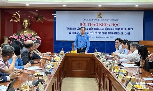 Phó Chủ tịch Thường trực Tổng Liên đoàn Lao động Việt Nam chủ trì hội thảo sáng 26.11. Ảnh: Linh Nguyên