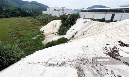 Hàng nghìn tấn bột đá đã được Công ty KM An An (KCN Thanh Bình, Chợ Mới, Bắc Kạn) đổ ra môi trường. Ảnh: Nguyễn Tùng