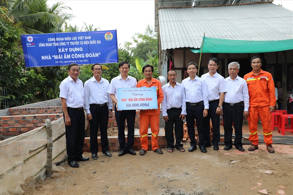 Đại diện Công đoàn Điện lực Việt Nam trao hỗ trợ 60.000.000 đồng để đoàn viên xây dựng Mái ấm Công đoàn. Ảnh: Văn Lạc