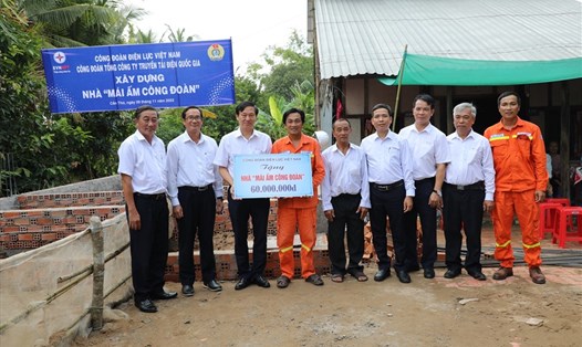 Đại diện Công đoàn Điện lực Việt Nam trao hỗ trợ 60.000.000 đồng để đoàn viên xây dựng Mái ấm Công đoàn. Ảnh: Văn Lạc