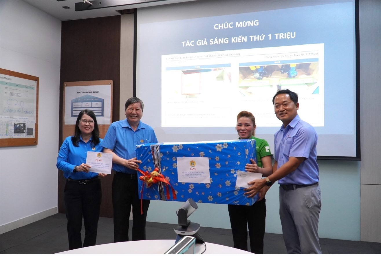 Phó Chủ tịch Thường trực Tổng LĐLĐVN Trần Thanh Hải (thứ 2 từ trái sang) và đại diện lãnh đạo Công ty TNHH Changshin Việt Nam chúc mừng đoàn viên Hồ Thị Bé Thảo đạt mốc thứ 1 triệu sáng kiến. Ảnh: Hà Anh Chiến