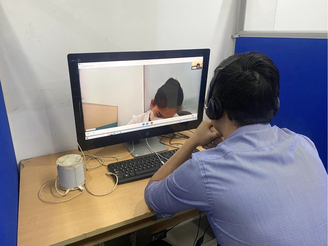 Doanh nghiệp phỏng vấn trực tuyến với người lao động. Ảnh: ANH THƯ