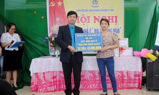Ông Dương Văn Ninh, Chủ tịch LĐLĐ huyện Ý Yên trao hỗ trợ xây mới "Mái ấm công đoàn" cho chị Thơm. Ảnh: Công đoàn Nam Định