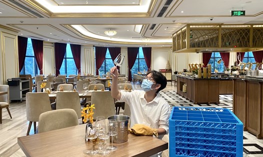 Lao động thời vụ làm việc tại Khách sạn Dolce by Wyndham Hanoi Golden Lake. Ảnh: Lương Hạnh.