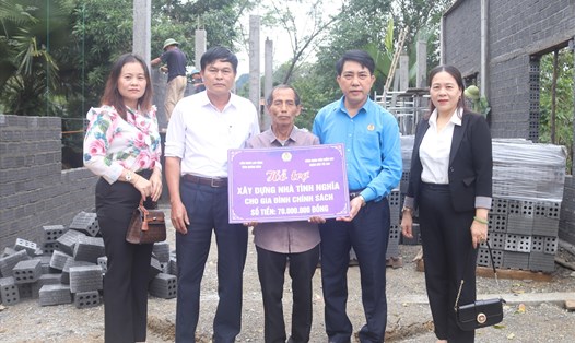 Ông Phan Thanh Lân (áo xanh) - Phó Chủ tịch LĐLĐ tỉnh Quảng Bình trao hỗ trợ cho ông Đoàn Lương Minh. Ảnh: CTV