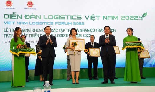 Các đơn vị được Bộ Công Thương tặng bằng khen vì có thành tích phát triển Logistics năm 2022. Ảnh: Phương Linh