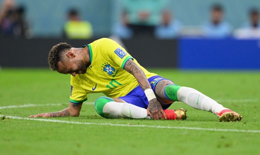Neymar gặp chấn thương khá nghiêm trọng khi mới đá được 1 trận tại World Cup 2022. Ảnh: FIFA