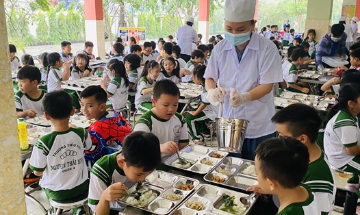 Một bữa ăn bán trú tại Trường Tiểu học Nguyễn Thái Bình, Quận 4, TPHCM. Ảnh: Huyên Nguyễn