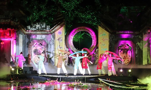Chương trình  “Hội An - Sắc màu của lụa” là sự kết hợp giữa nghệ thuật biểu diễn và trình diễn thời trang. Ảnh: Nguyễn Linh