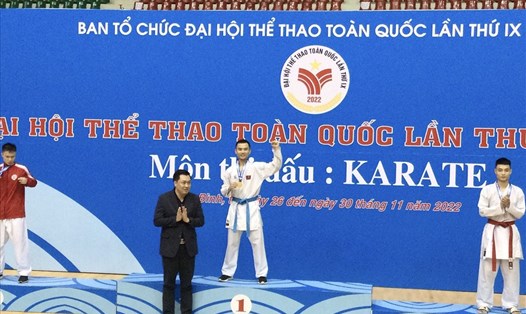 Ông Cao Văn Chóng - Phó Giám đốc Sở Văn  hóa Thể thao và Du lịch tỉnh Bình Dương trao huy chương cho các vận động viên đạt thành tích cao tại ngày thi đấu đầu tiên. Ảnh: Hải Anh
