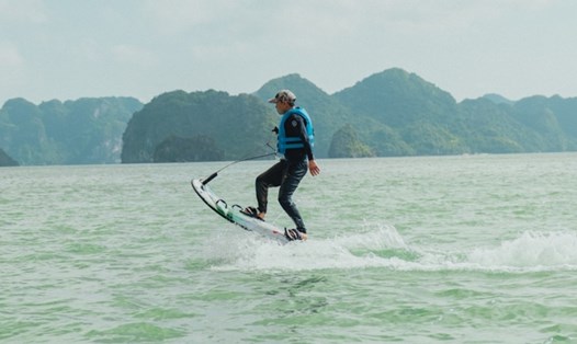 Một trải nghiệm mới và thú vị dành cho du khách tham quan vịnh Hạ Long - Cát Bà. Ảnh: Vietyatch