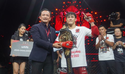 Nguyễn Trần Duy Nhất vô địch hạng 60kg nam trong đêm chung kết LION Championship 2022. Ảnh: MMAVN