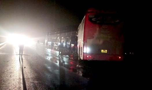 Hiện trường vụ va chạm giữa xe khách và xe tải trên cao tốc Nội Bài - Lào Cai khiến 2 người tử vong, 5 người bị thương. Ảnh: Văn Đức.