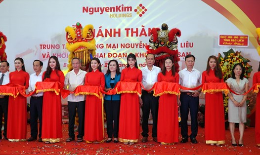 Các đại biểu cắt băng khánh thành Trung tâm thương mại Nguyễn Kim tại tỉnh Bạc Liêu.Ảnh: Nhật Hồ