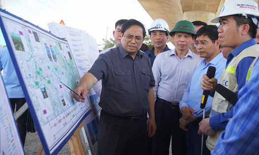 Thủ tướng Phạm Minh Chính kiểm tra tiến độ dự án cao tốc Bến Lức - Long Thành, đoạn qua TPHCM.  Ảnh: Minh Quân