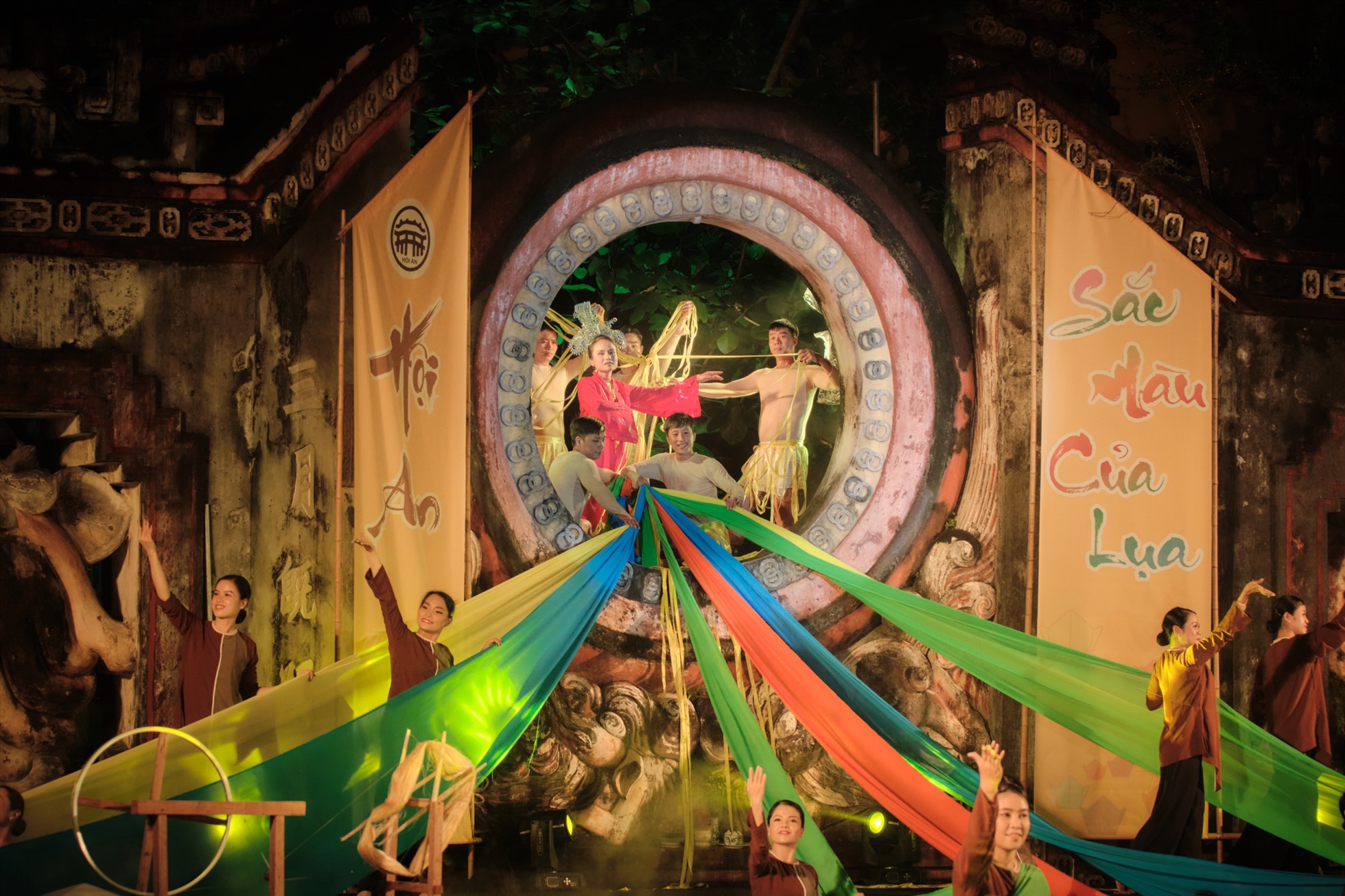 Hội An rực rỡ trong sắc màu của lụa. Ảnh: Thuỳ Trang