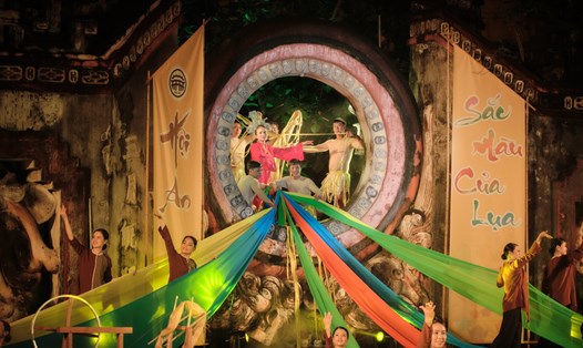 Hội An rực rỡ trong sắc màu của lụa. Ảnh: Thuỳ Trang