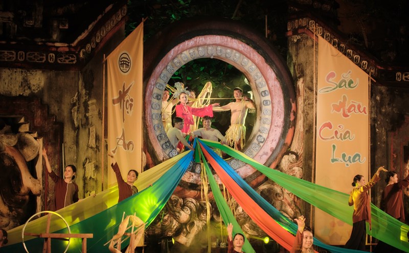 Hội An rực rỡ trong sắc màu của lụa. Ảnh: Thuỳ Trang