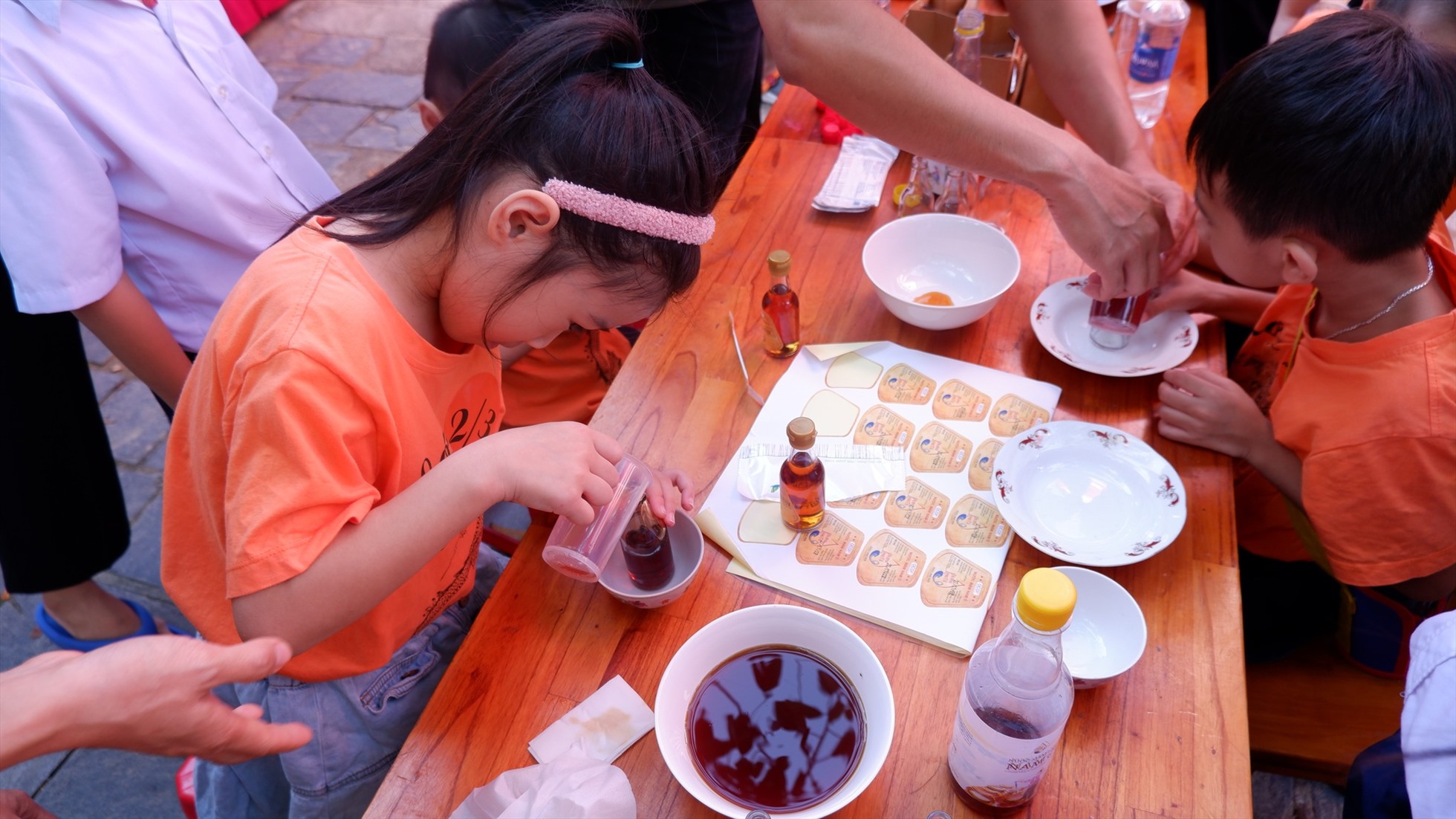 Trải nghiệm làm mì Quảng, nước mắm trong ngày hội ẩm thực Đà Nẵng. Ảnh: Thuỳ Trang