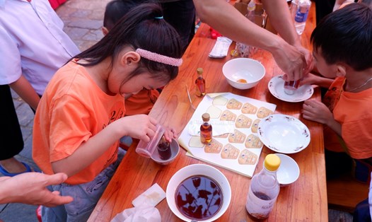 Trải nghiệm làm mì Quảng, nước mắm trong ngày hội ẩm thực Đà Nẵng. Ảnh: Thuỳ Trang