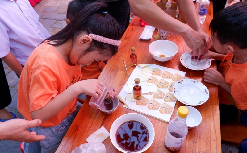 Trải nghiệm làm mì Quảng, nước mắm trong ngày hội ẩm thực Đà Nẵng. Ảnh: Thuỳ Trang