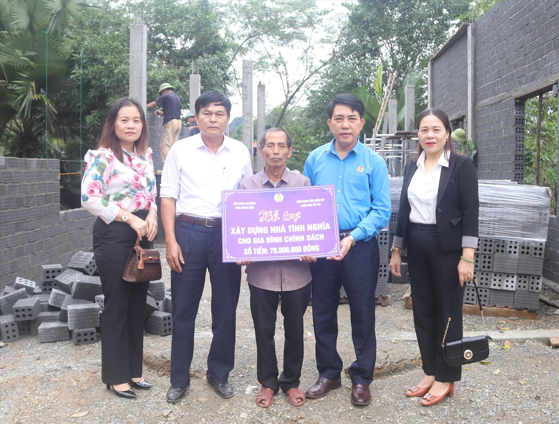 Ông Phan Thanh Lân (áo xanh) - Phó Chủ tịch LĐLĐ tỉnh Quảng Bình trao hỗ trợ cho ông Đoàn Lương Minh. Ảnh: CTV