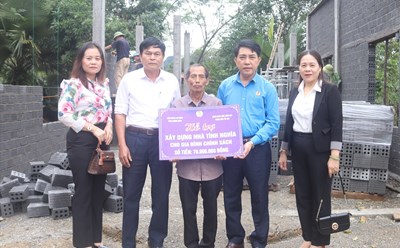 Ông Phan Thanh Lân (áo xanh) - Phó Chủ tịch LĐLĐ tỉnh Quảng Bình trao hỗ trợ cho ông Đoàn Lương Minh. Ảnh: CTV