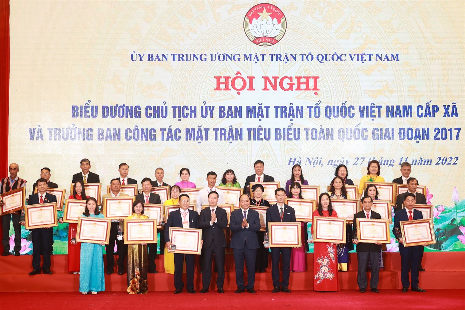 Chủ tịch nước Nguyễn Xuân Phúc và Thường trực Ban Bí thư Võ Văn Thưởng trao Bằng khen của Thủ tướng Chính phủ cho 63 điển hình tiêu biểu giai đoạn 2017-2022. Ảnh: Hải Nguyễn
