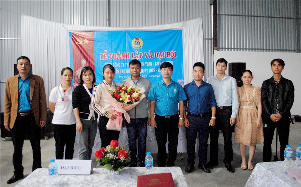 Lãnh đạo LĐLĐ huyện Ý Yên chúc mừng Ban Chấp hành CĐCS Công ty TNHH XNK XIN YUAN. Ảnh: Công đoàn Nam Định
