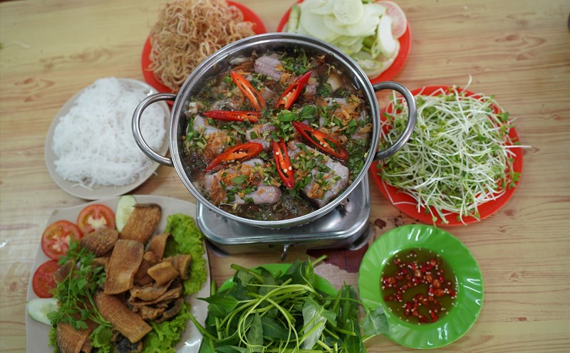 Món lẩu cá đuối được nhiều du khách ưa thích tại TP.Vũng Tàu. Ảnh: Nguyễn Lộc